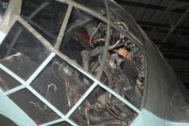 0005_London-Hendon_Heinkel_He_111_H-20_WNr_701152_Cockpit-Arbeitsraum