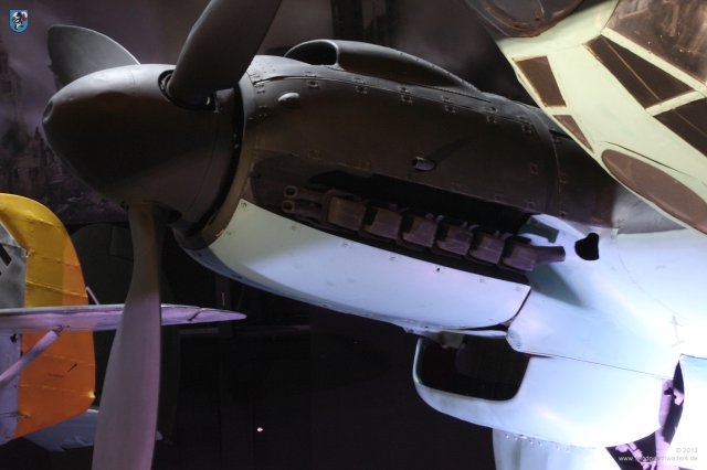 0009_London-Hendon_Heinkel_He_111_H-20_WNr_701152_Triebwerk_Flammendaempfer
