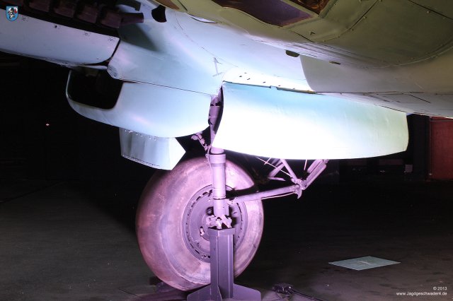 0010_London-Hendon_Heinkel_He_111_H-20_WNr_701152_Hauptfahrwerk_Klappen