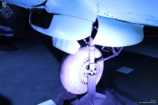 0011_London-Hendon_Heinkel_He_111_H-20_WNr_701152_Fahrwerk_Klappen