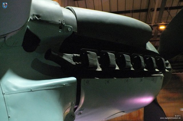 0014_London-Hendon_Heinkel_He_111_H-20_WNr_701152_Flammdaempfer_Jumo_211