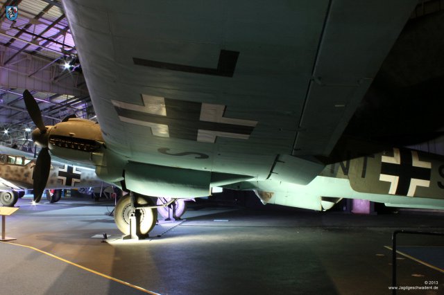 0018_London-Hendon_Heinkel_He_111_H-20_WNr_701152_Tragflaeche_Balkenkreuz