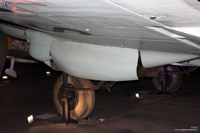 0019_London-Hendon_Heinkel_He_111_H-20_WNr_701152_Fahrwerk_Klappe