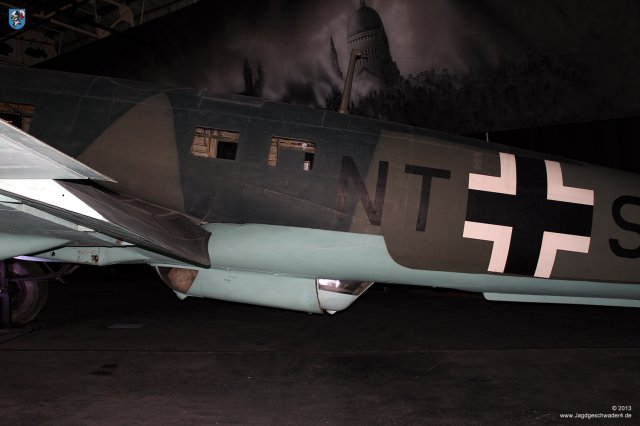 0021_London-Hendon_Heinkel_He_111_H-20_WNr_701152_Bodenwanne_Antennenmast_Rumpf