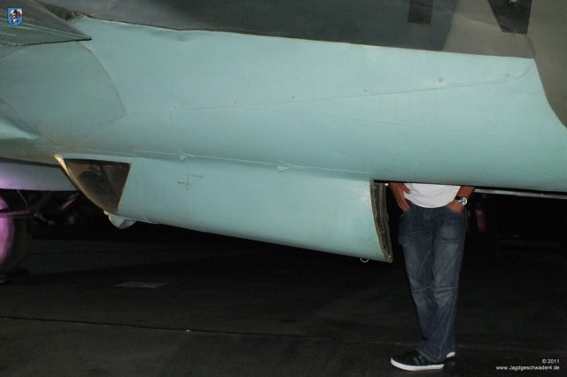 0022_London-Hendon_Heinkel_He_111_H-20_WNr_701152_Bodenwanne_Einstieg_Lafettenkorb