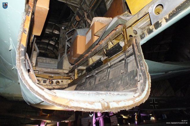 0024_London-Hendon_Heinkel_He_111_H-20_WNr_701152_Bodenwanne_Einstieg