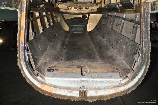 0025_London-Hendon_Heinkel_He_111_H-20_WNr_701152_C-Stand_untere_Panzerung