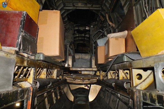 0027_London-Hendon_Heinkel_He_111_H-20_WNr_701152_Sitzbaenke_Fussbodenholm_Funkerschuetzenraum