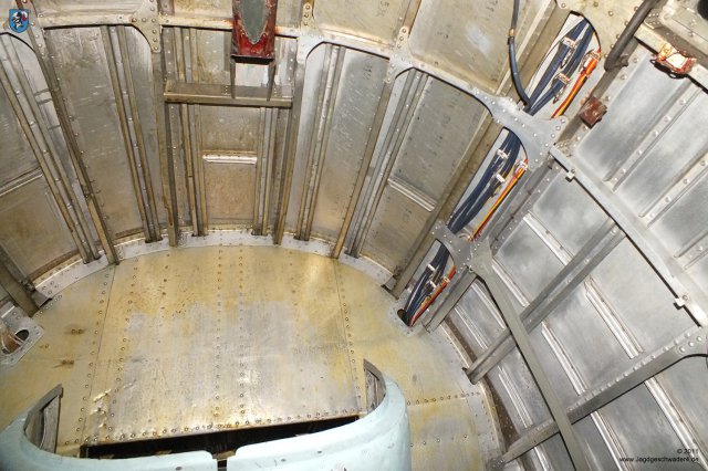 0036_London-Hendon_Heinkel_He_111_H-20_WNr_701152_Spanten_Lafettenkorb_eingeschwenkt