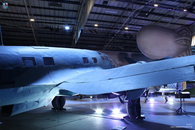 0044_London-Hendon_Heinkel_He_111_H-20_WNr_701152_Tragflaeche_Landeklappe