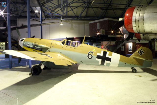 0024_Jagdflugzeug_Messerschmitt_Bf_109_G-2_trop_schwarze_6_RAF-Museum_Hendon
