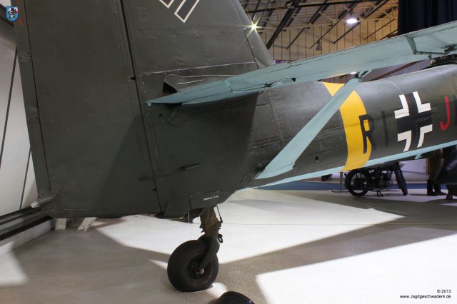 0008_London-Hendon_Junkers_Ju_87_G-2_Stuka_WNr_494083_Steuerstangen_V-Streben_Radsporn