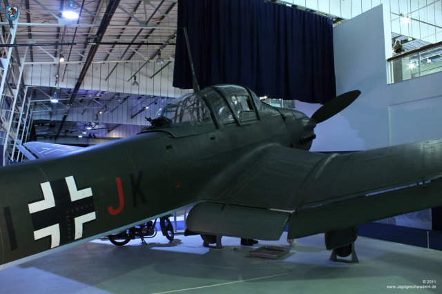 0012_London-Hendon_Junkers_Ju_87_G-2_Stuka_WNr_494083_innere_mittlere_Verstellklappe_Tragflaeche