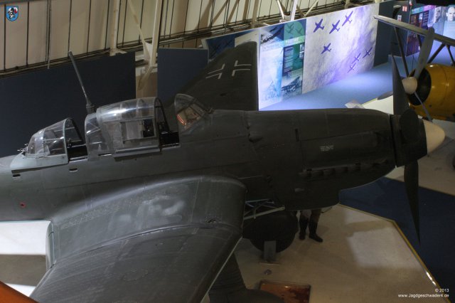 0019_London-Hendon_Junkers_Ju_87_G-2_Stuka_WNr_494083_Cockpit_Triebwerkverkleidung