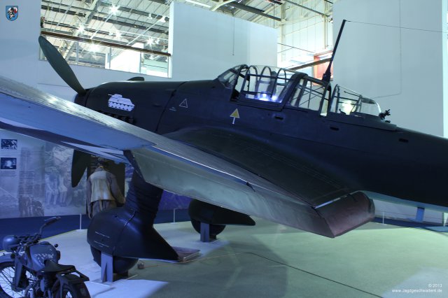 0034_London-Hendon_Junkers_Ju_87_G-2_Stuka_WNr_494083_Tragflaeche_Landklappen