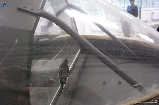 0009_Berlin-Gatow_Messerschmitt_Me_163_B_Komet_WNr_191904_Panzerscheibe_Abstuetzstreben