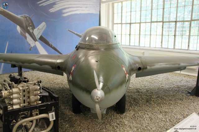 0011_Berlin-Gatow_Messerschmitt_Me_163_B_Komet_WNr_191904_Frontansicht_Tropfenform