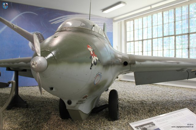 0012_Berlin-Gatow_Messerschmitt_Me_163_B_Komet_WNr_191904_Spaltverkleidung_Tragflaeche_Rumpfvorderteil