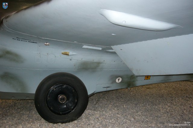0034_Berlin-Gatow_Messerschmitt_Me_163_B_Komet_WNr_191904_Fahrwerk_eingefahrene_Landekufe_Landeklappe_Abdeckung_Treibstoffleitung