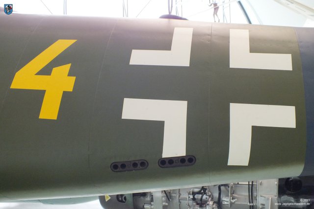 0004_London-Hendon_Messerschmitt_Me_262_A-2a_WNr_112372_gelbe_4_vier_Balkenkreuz_Rumpfhinterteil