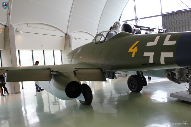0008_London-Hendon_Messerschmitt_Me_262_A-2a_WNr_112372_Landeklappen_innen_aussen_links