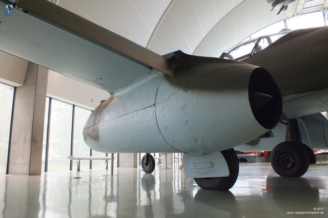 0009_London-Hendon_Messerschmitt_Me_262_A-2a_WNr_112372_linkes_Triebwerk