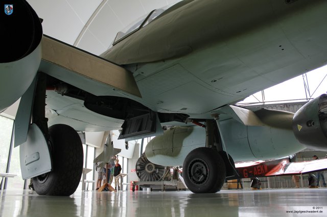 0010_London-Hendon_Messerschmitt_Me_262_A-2a_WNr_112372_Rollwerk_Fahrwerk_Rumpfboden