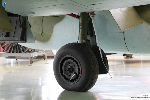 0011_London-Hendon_Messerschmitt_Me_262_A-2a_WNr_112372_Hauptfahrwerk_Laufrad_Felge