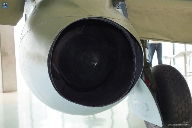 0014_London-Hendon_Messerschmitt_Me_262_A-2a_WNr_112372_Turbinen_Luftstrahl_Triebwerk