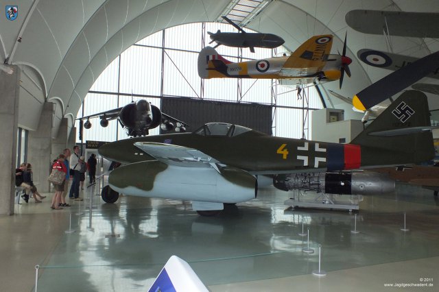 0016_London-Hendon_Messerschmitt_Me_262_A-2a_WNr_112372_Profil_Ansicht_Strahljaeger