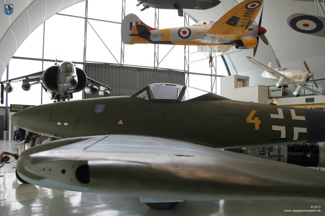0017_London-Hendon_Messerschmitt_Me_262_A-2a_WNr_112372_Tragflaeche_Kabine_Cockpit_Aufbau