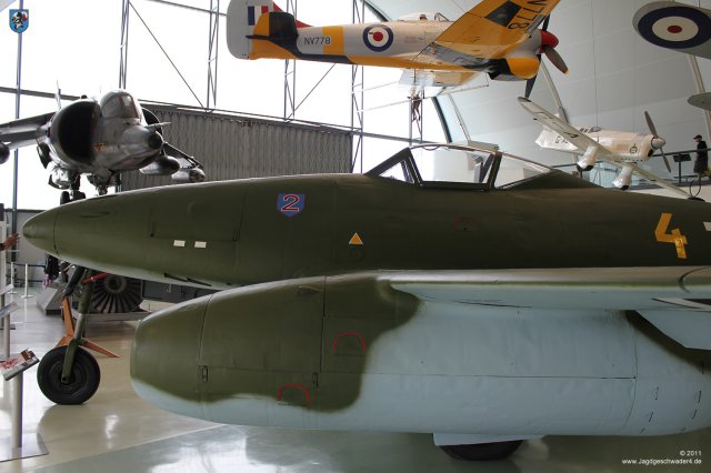 0018_London-Hendon_Messerschmitt_Me_262_A-2a_WNr_112372_Tragflaeche_Cockpit_Triebwerk_Jumo_004