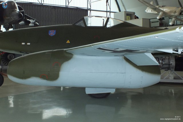 0020_London-Hendon_Messerschmitt_Me_262_A-2a_WNr_112372_Landeklappe_Tragflaeche_Triebwerk_Jumo_004