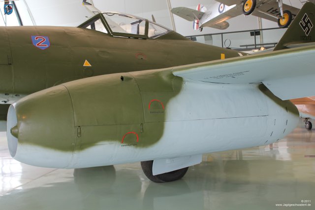 0021_London-Hendon_Messerschmitt_Me_262_A-2a_WNr_112372_Einstiegklappen_Triebwerk_Verkleidung