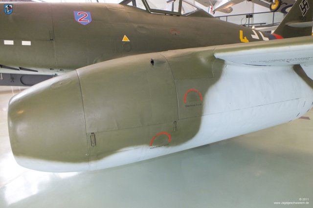 0022_London-Hendon_Messerschmitt_Me_262_A-2a_WNr_112372_Einstiegklappen_Verkleidung_Triebwerk