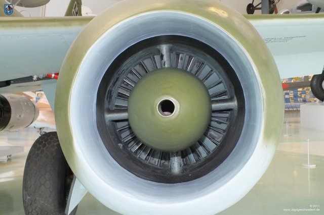 0027_London-Hendon_Messerschmitt_Me_262_A-2a_WNr_112372_Triebwerk_Lufteinlass