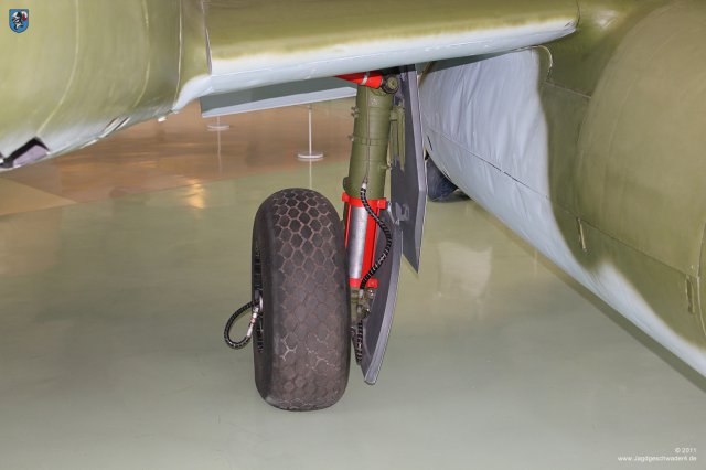 0028_London-Hendon_Messerschmitt_Me_262_A-2a_WNr_112372_Federbein_Schlauch_Leitungen_Hauptfahrwerk