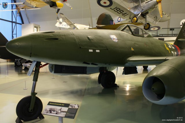 0029_London-Hendon_Messerschmitt_Me_262_A-2a_WNr_112372_Ansicht_vorne_links