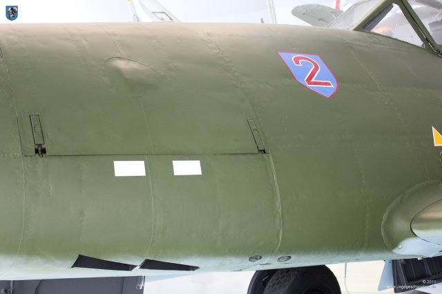 0030_London-Hendon_Messerschmitt_Me_262_A-2a_WNr_112372_linkes_Haubenteil_Auswurfoeffnungen_MK108