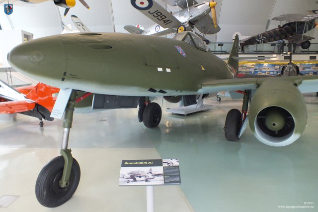 0031_London-Hendon_Messerschmitt_Me_262_A-2a_WNr_112372_Bugrollwerk_Spitze_Aufbaudeckel_Rumpfspitze