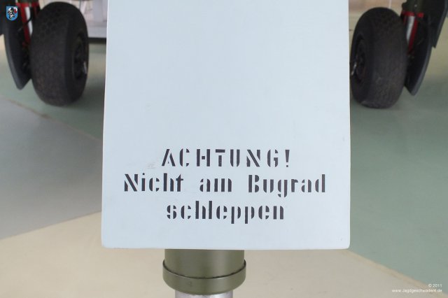 0033_London-Hendon_Messerschmitt_Me_262_A-2a_WNr_112372_Achtung_Nicht_am_Bugrad_schleppen