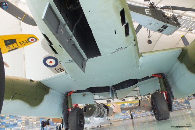 0036_London-Hendon_Messerschmitt_Me_262_A-2a_WNr_112372_Fahrwerk_Restabdeckung_Boden_Deckel_Rumpfunterseite