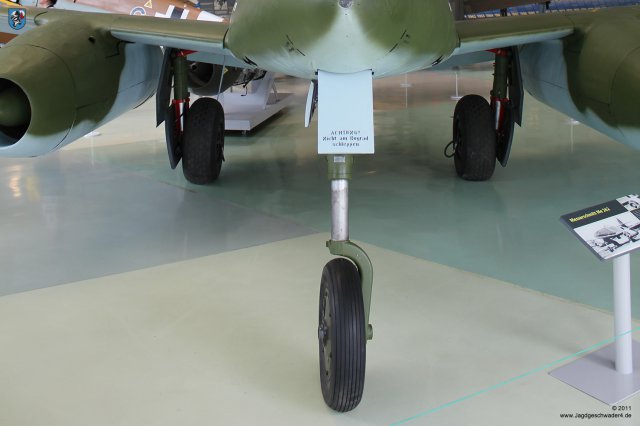 0037_London-Hendon_Messerschmitt_Me_262_A-2a_WNr_112372_Bugrollwerk_Bugrad_Fahrwerk