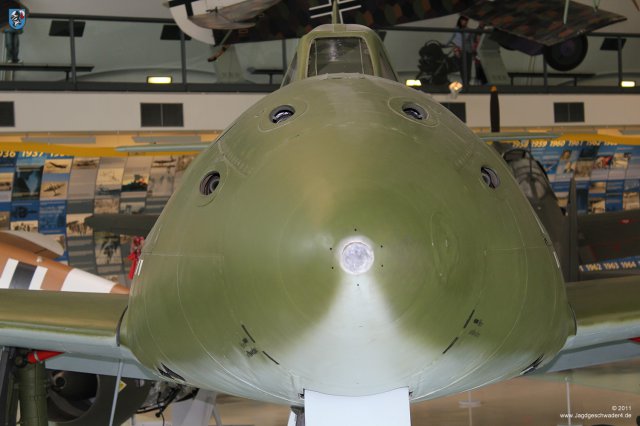 0041_London-Hendon_Messerschmitt_Me_262_A-2a_WNr_112372_Schiesskamera_Kanonen_Rumpfspitze