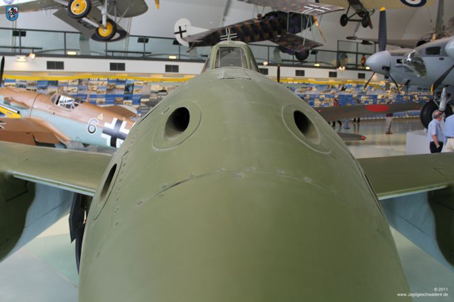 0042_London-Hendon_Messerschmitt_Me_262_A-2a_WNr_112372_Muendungen_Haubentraeger_Windschutzaufbau