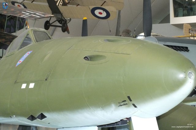 0044_London-Hendon_Messerschmitt_Me_262_A-2a_WNr_112372_Oeffnungen_MK108_im_Aufbaudeckel_zwischen_Spitze_und_Haubenteil