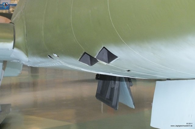 0045_London-Hendon_Messerschmitt_Me_262_A-2a_WNr_112372_Huelsenauswurf_Oeffnungen_MK108_Fahrwerk_Restabdeckungen