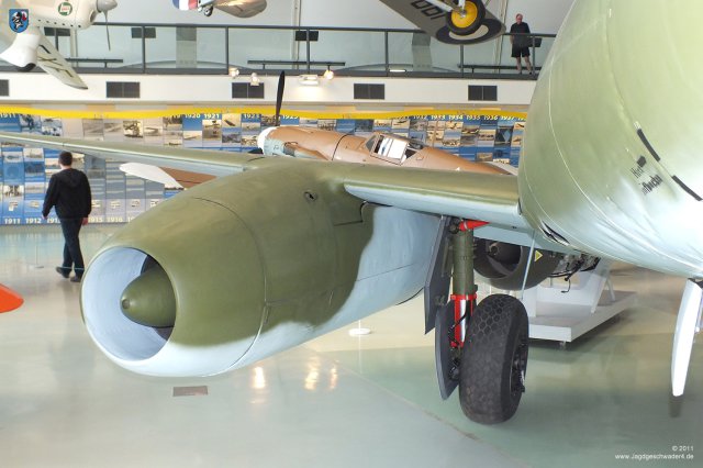 0047_London-Hendon_Messerschmitt_Me_262_A-2a_WNr_112372_Rollwerk_Fahrwerk_Abdeckungen_Federbein_Triebwerk