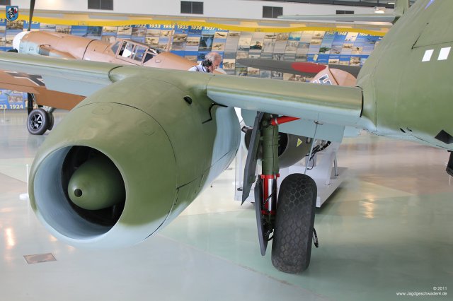 0048_London-Hendon_Messerschmitt_Me_262_A-2a_WNr_112372_Rollwerk_Fahrwerk_Abdeckungen_Federbein_Triebwerk