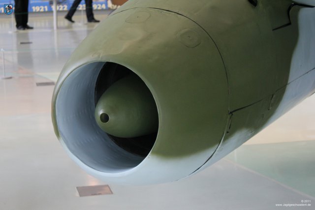 0049_London-Hendon_Messerschmitt_Me_262_A-2a_WNr_112372_Triebwerk_Einlass_Vorderseite